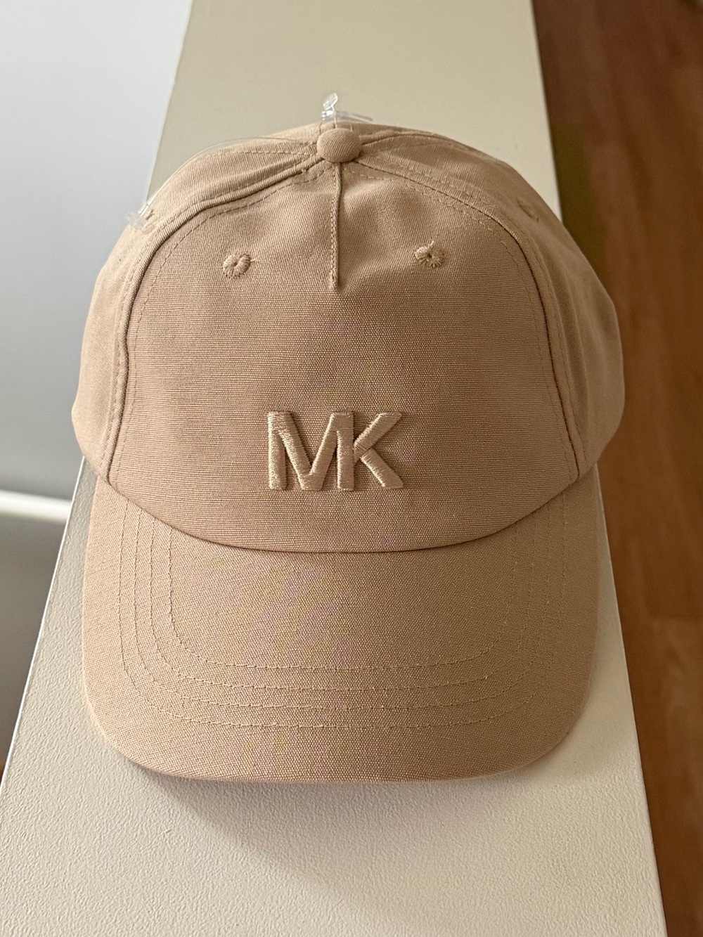 Brand new”Michael Kors” unisex cap 🧢.Color-beige 🤍